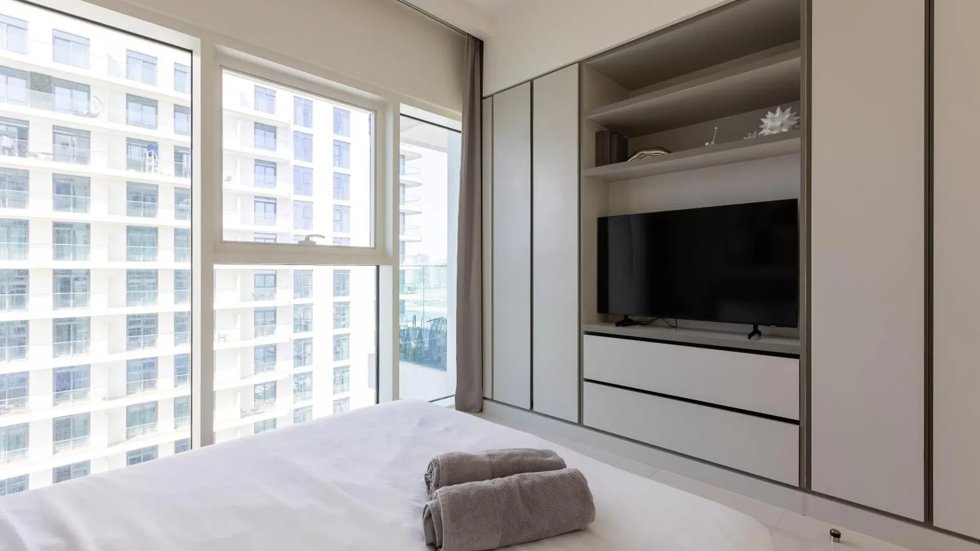 New 3Bdr Apartment In Sunrise Bay With Own Beach Dubai 0*,