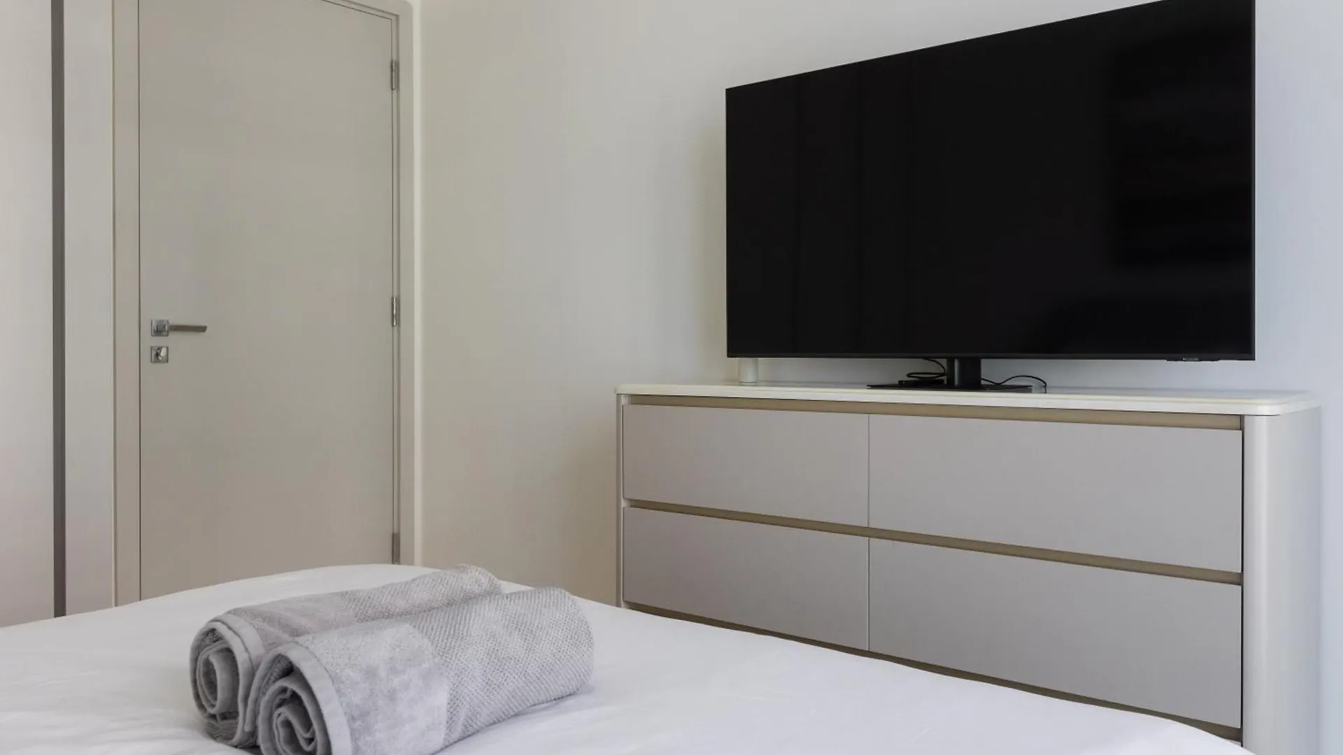 New 3Bdr Apartment In Sunrise Bay With Own Beach Dubai 0*,
